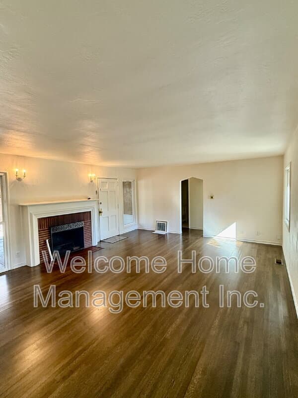 Oakland House: 5810 Estates Drive