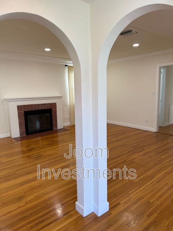 Los Angeles House: 2523 S Bentley Ave