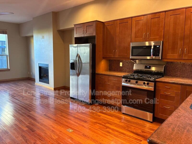 Portland Townhome: 5123 S Corbett Ave