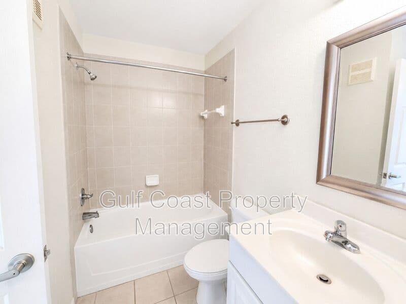 Bradenton House: 4850 51st St West
