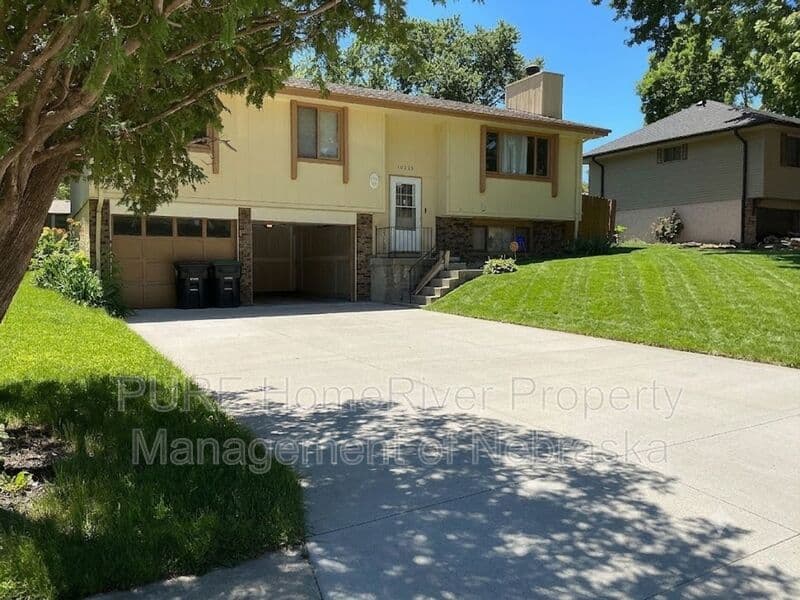 Omaha House: 15229 Y St