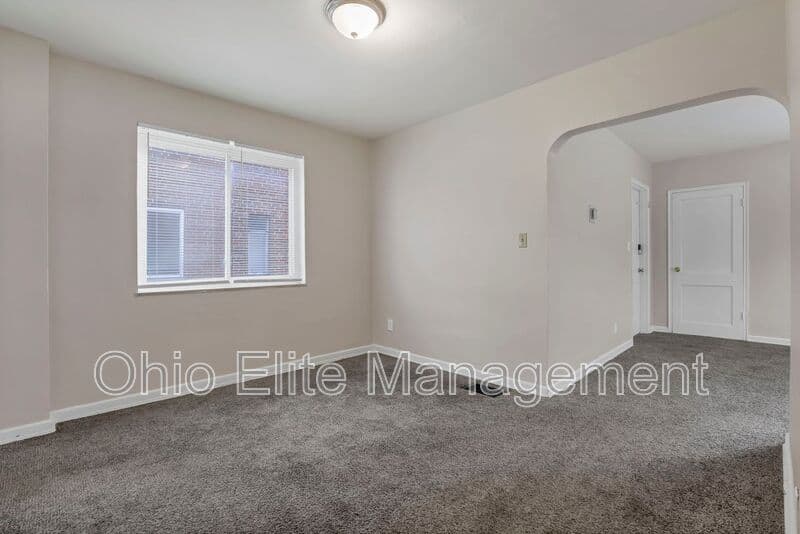 Columbus House: 370 S Chase Ave