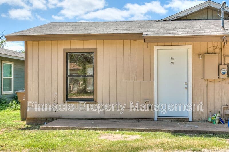 San Angelo House: 132 E 11th St