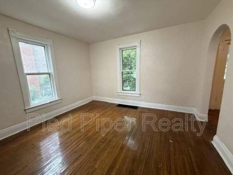 Freeport House: 816 South James Avenue
