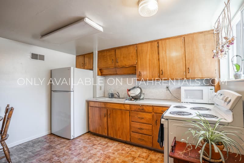 Provo House: 547 E 400 N