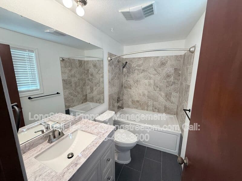 Salem House: 869 Meadowlawn Dr SE