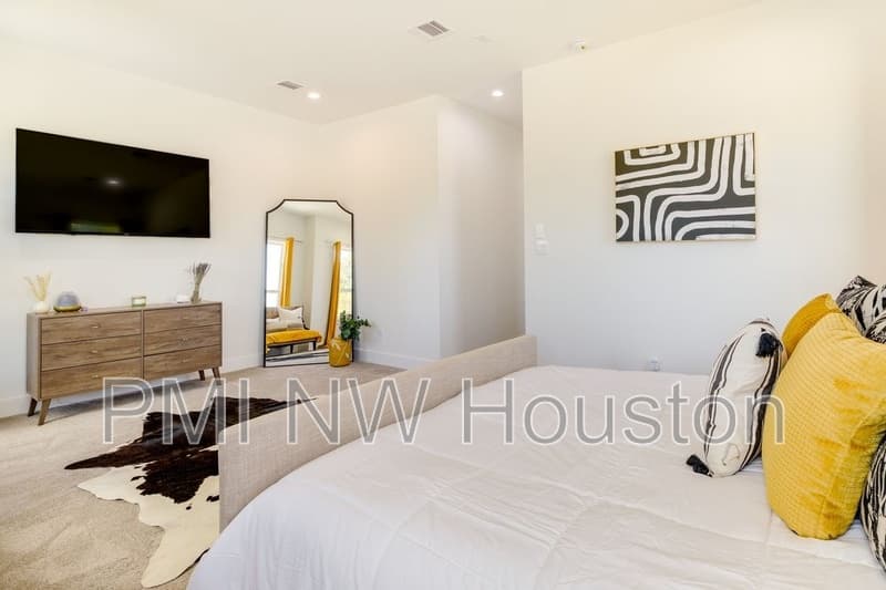 Houston House: 4706 Market St