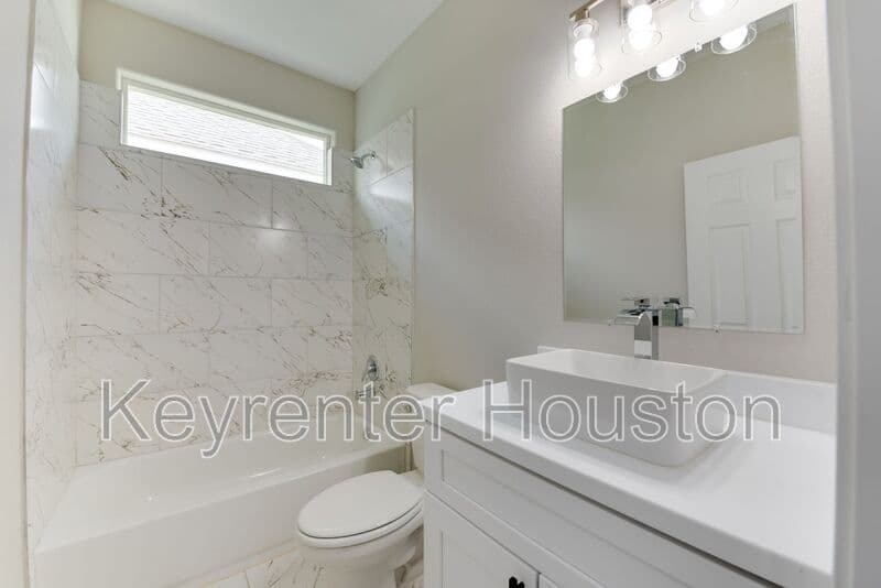 Houston House: 8203 Woodlyn Rd