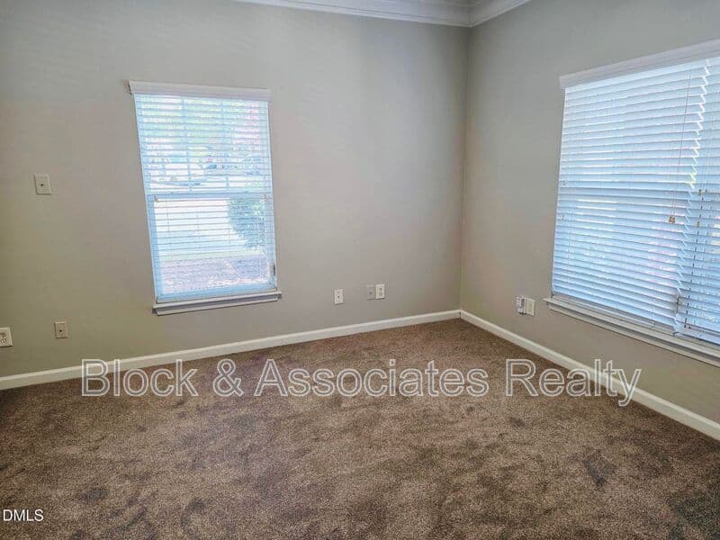 Cary Townhome: 124 Braeside Ct