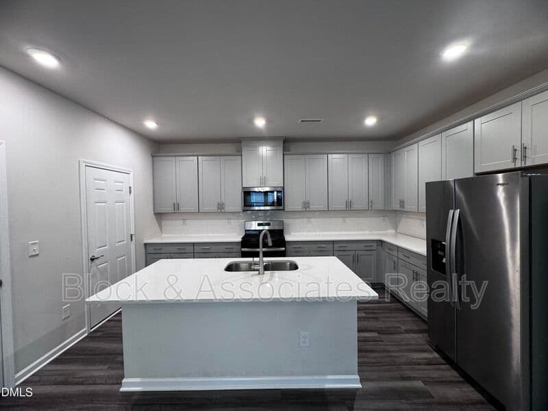 Fuquay Varina House: 129 Boone Lake Way
