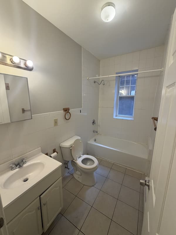 Hartford Condo: 270 Sigourney Street - 2S