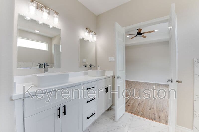 Houston House: 8203 Woodlyn Rd
