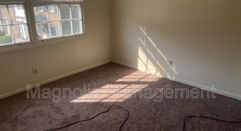 Henderson Condo: 1932 Oxford Rd