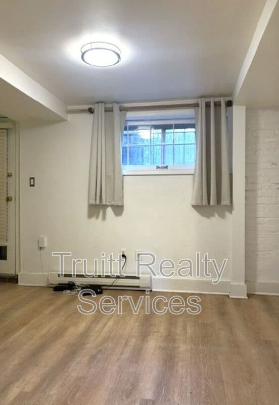 Washington Condo: 711 14th St SE