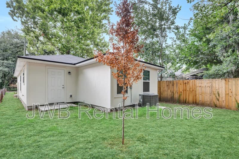 Jacksonville House: 325 Woodlawn Ave
