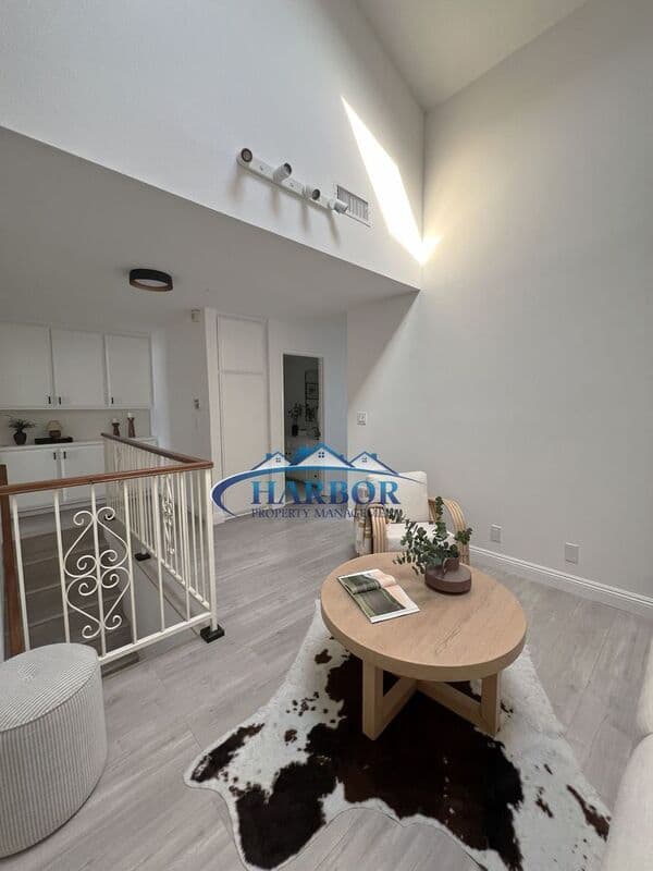 Hawthorne Townhome: 14468 Yukon Avenue
