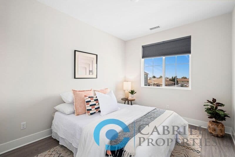 San Diego Apartment: 1695 Saturn Blvd