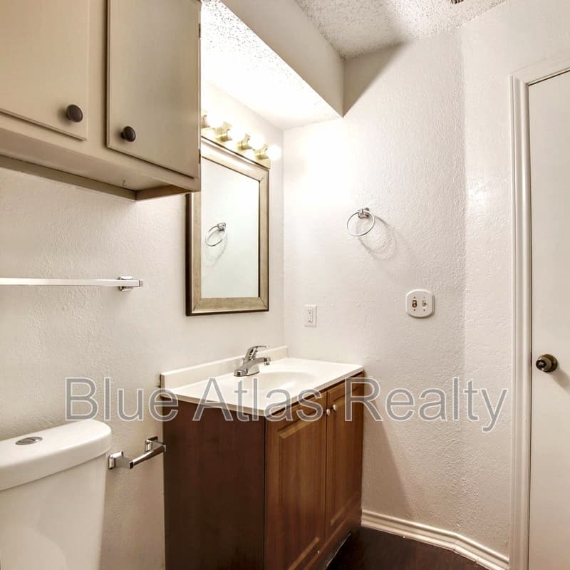Irving House: 916 Hilltop Drive - B