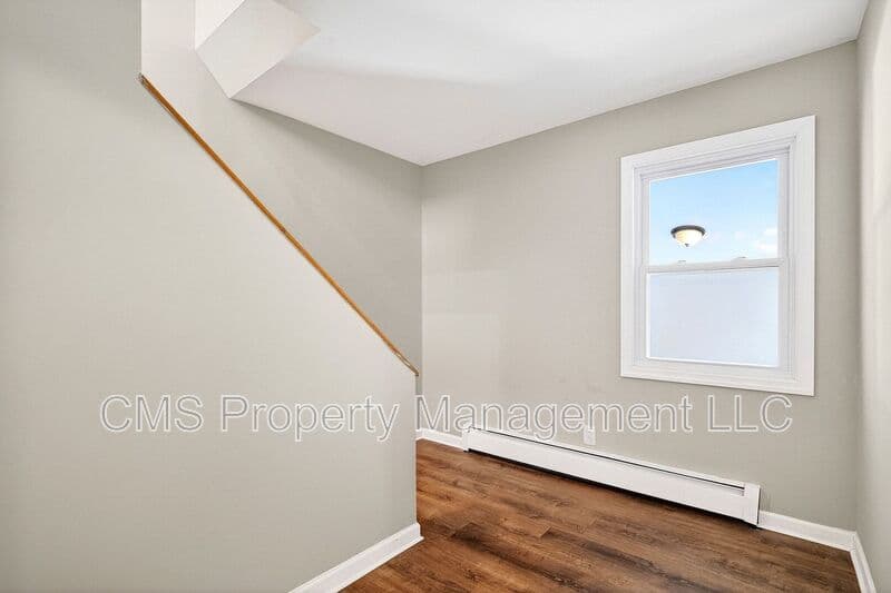 Old Bridge House: 24 Steinhardt Ave