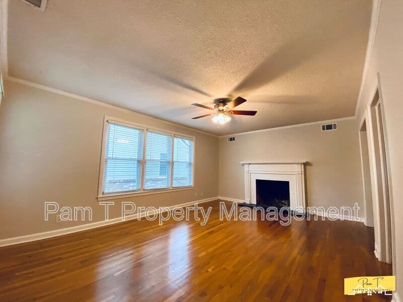 Savannah House: 304 Columbus Dr