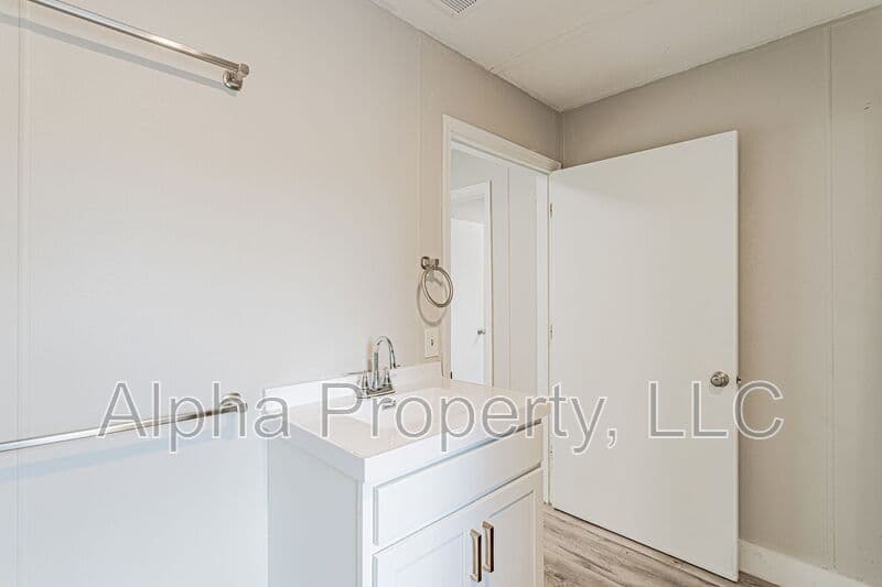 Greenville House: 267 W Pine Lake Cir