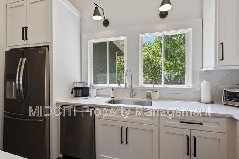 San Marcos House: 1017 W Hopkins St
