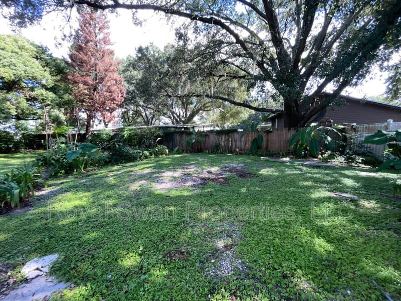 Auburndale House: 222 Lakeview Drive