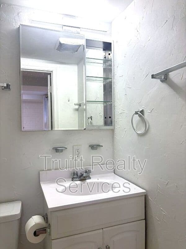 Washington Condo: 711 14th St SE