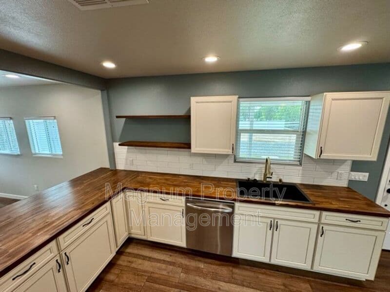 Perris House: 27300 Peach St