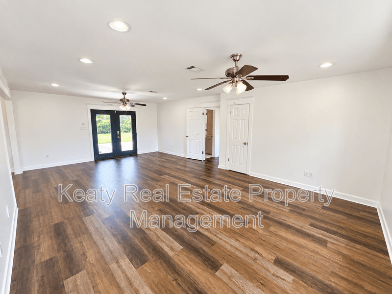 Lafayette House: 214 Dover Dr