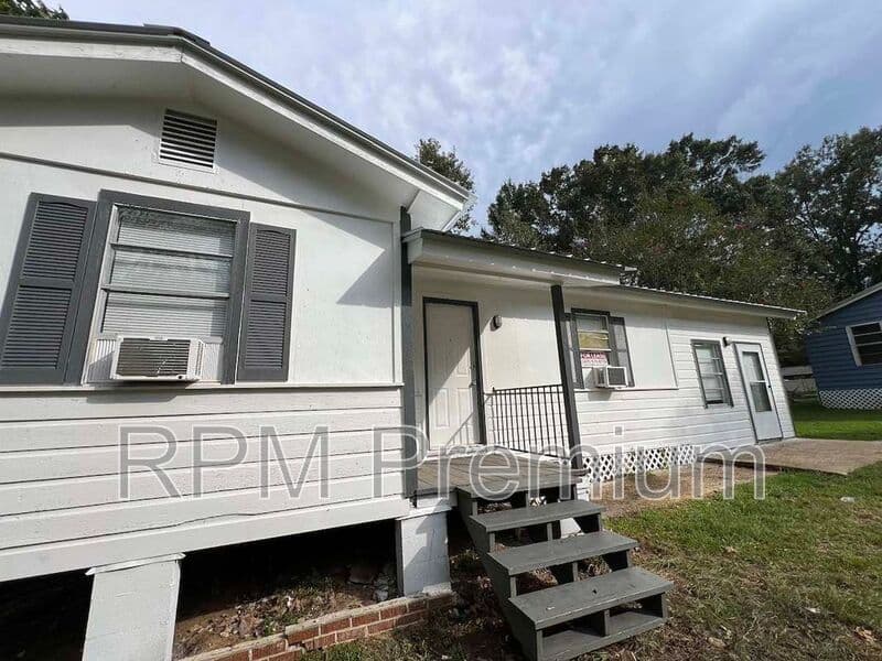 Jackson House: 6315 West Ave.