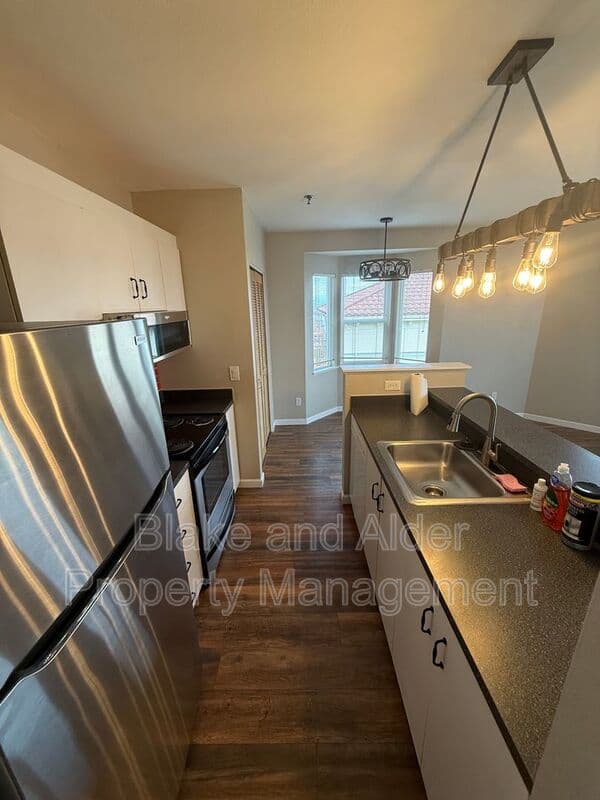 Portland House: 320 NW Uptown Ter