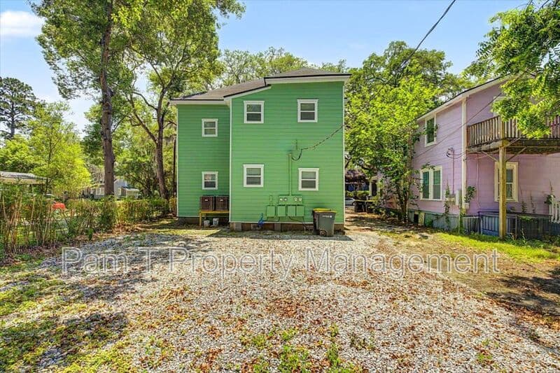 Savannah Condo: 638 E 37th St