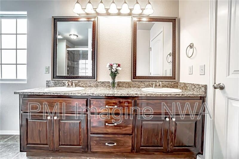 Bentonville House: 3101 Southwest Gumleaf Road