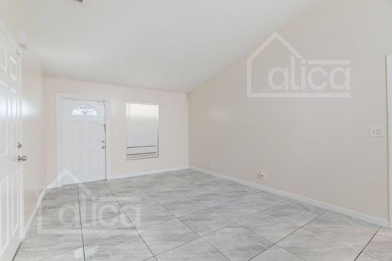 Riviera Beach House: 742 W 6th St