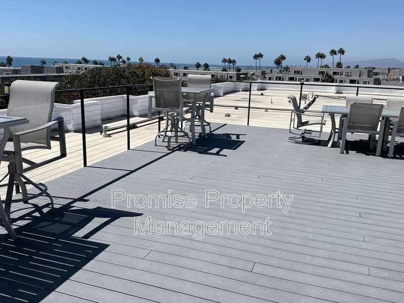 Oceanside Condo: 910 N Pacific Street