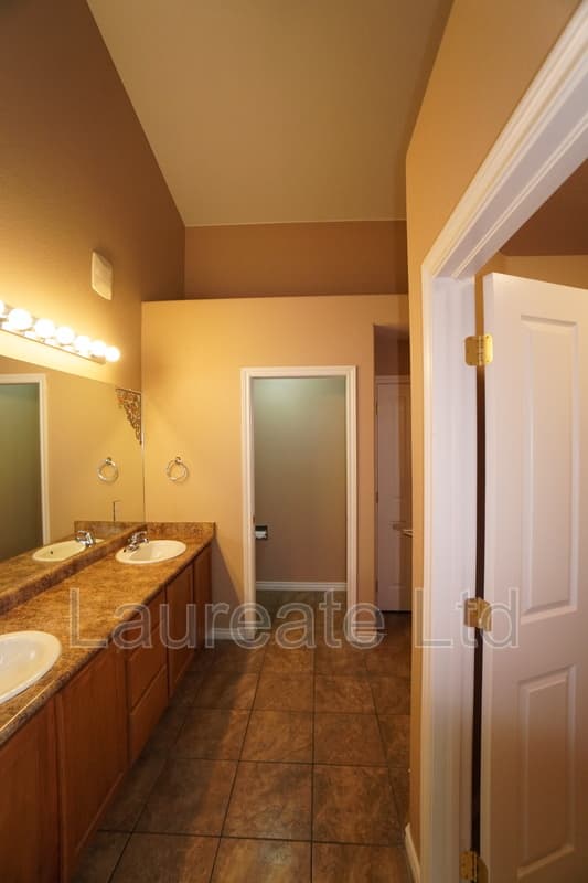 Aurora House: 3036 S Waco Ct