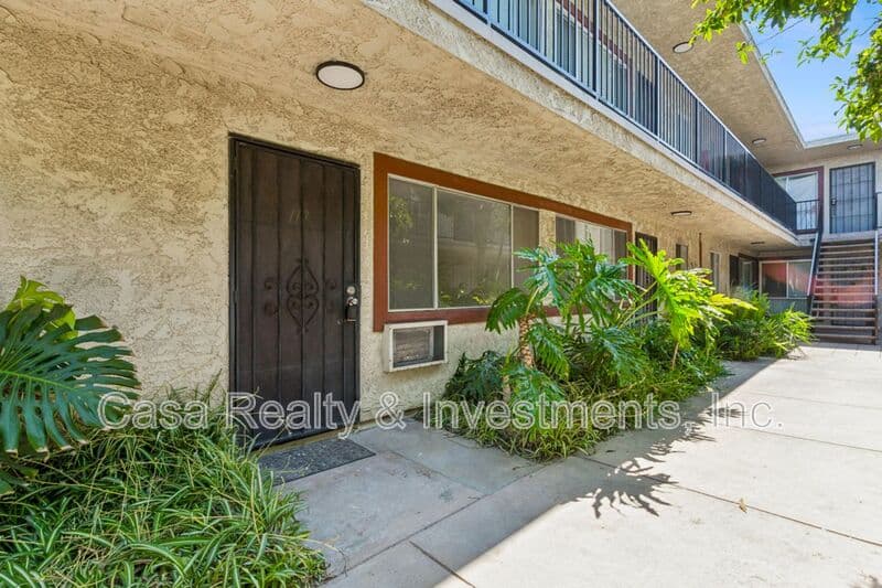 Panorama City House: 8800 Cedros Ave