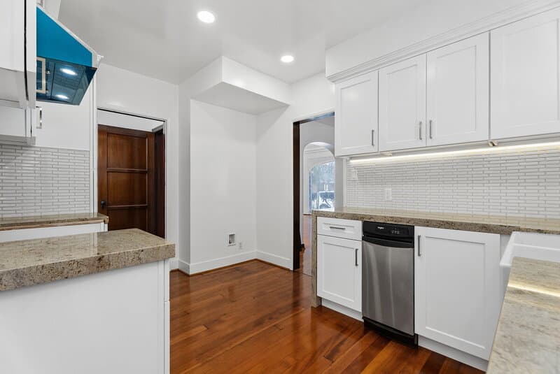 Long Beach House: 76 Roycroft Avenue