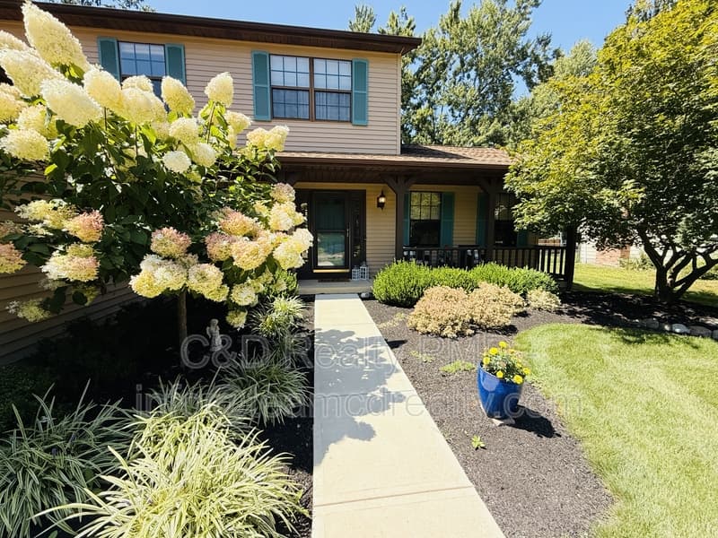 Olmsted TWP House: 8462 Glenbrook Dr, Olmsted TWP OH, 44138
