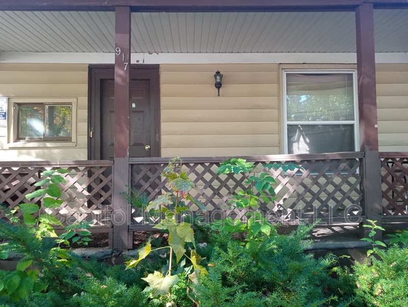 Lansing Condo: 917 Seymour Avenue