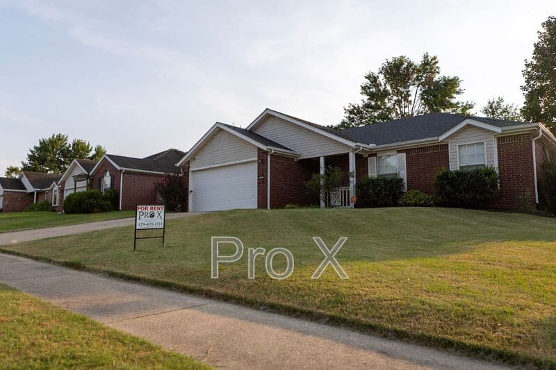 Fayetteville House: 833 S Eastview Drive