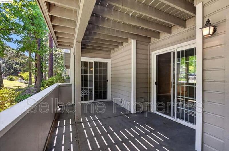 Oakland House: 660 Canyon Oaks Dr