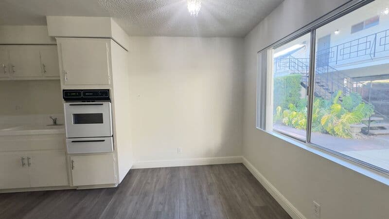 Glendora House: 325 N Glendora Ave
