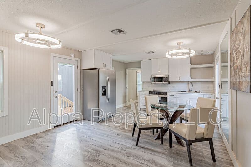 Greenville House: 267 W Pine Lake Cir