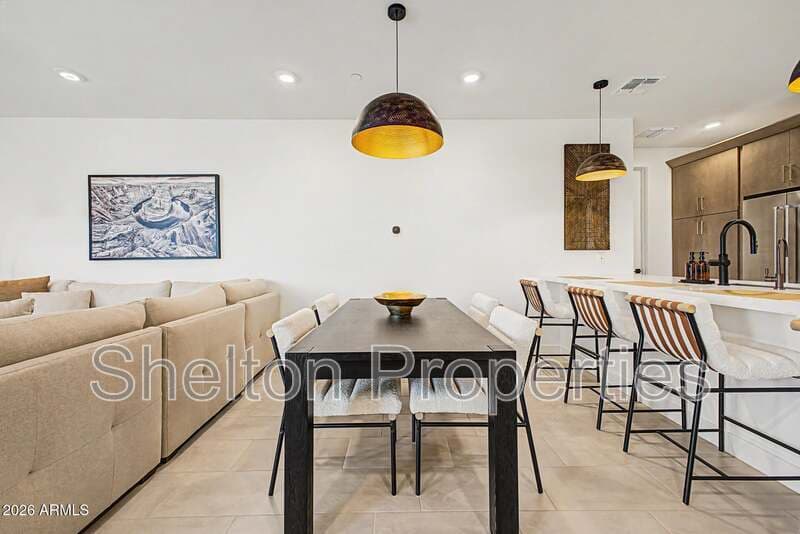 Phoenix Townhome: 2121 W Sonoran Desert Dr, Unit 124