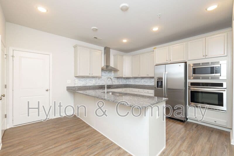 Richmond Townhome: 5920 Whitehurst Ln