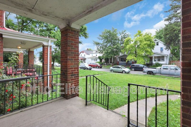 Columbus House: 53 S Burgess Ave