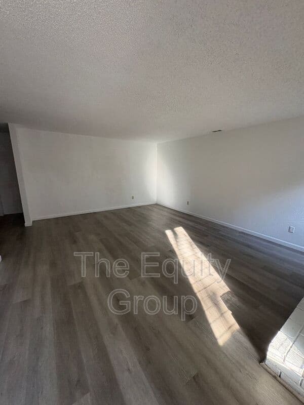 Visalia House: 1826 E Vassar Ave