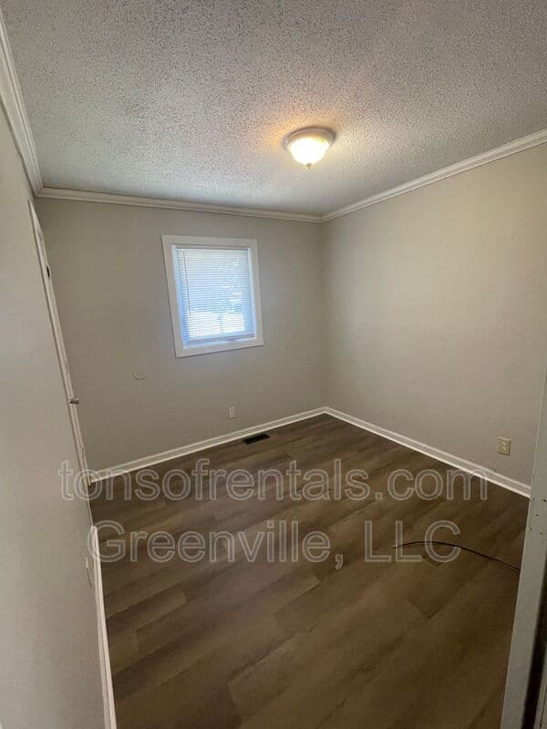 Spartanburg House: 695 Saxon Ave